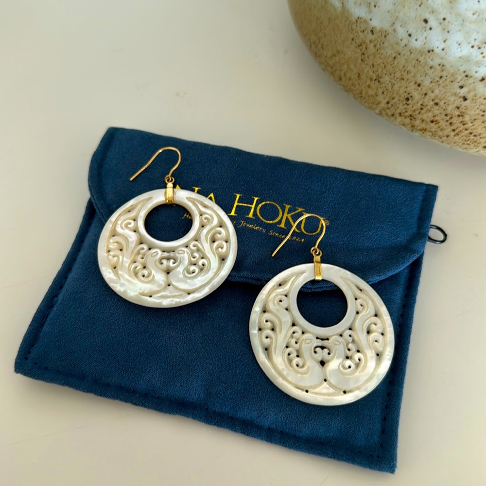 NA HOKU Mother of Pearl Carved Hoop Earrings